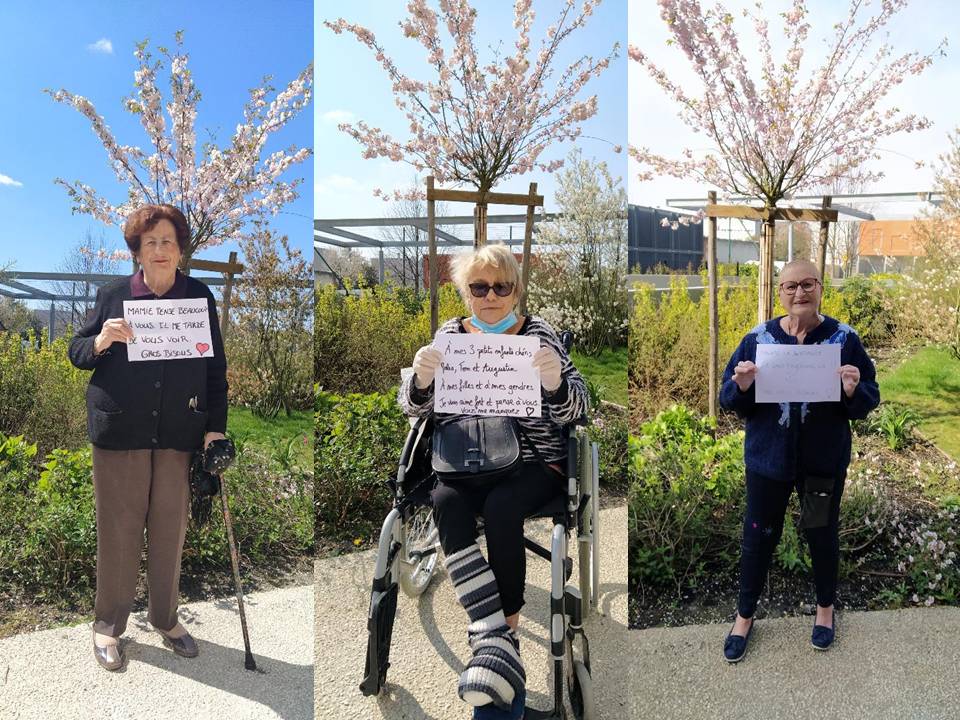 Des seniors de la résidence autonomie Pelletan se photographient avec des mots d'amour pour leur familles