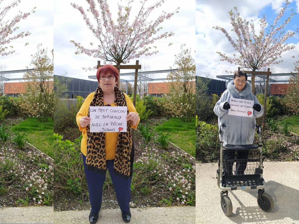 Des seniors de la résidence autonomie Pelletan se photographient avec des mots d'amour pour leur familles