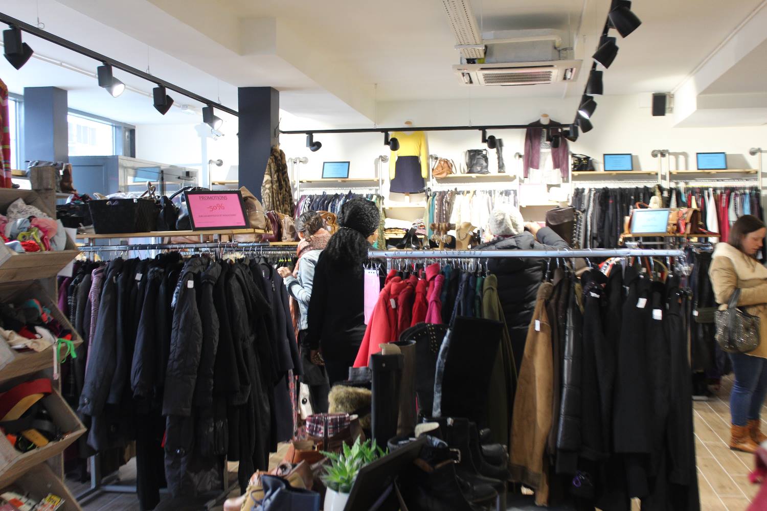 Dans le bas Cenon, quartier Pont Rouge, une belle boutique lumineuse, chaleureuse…