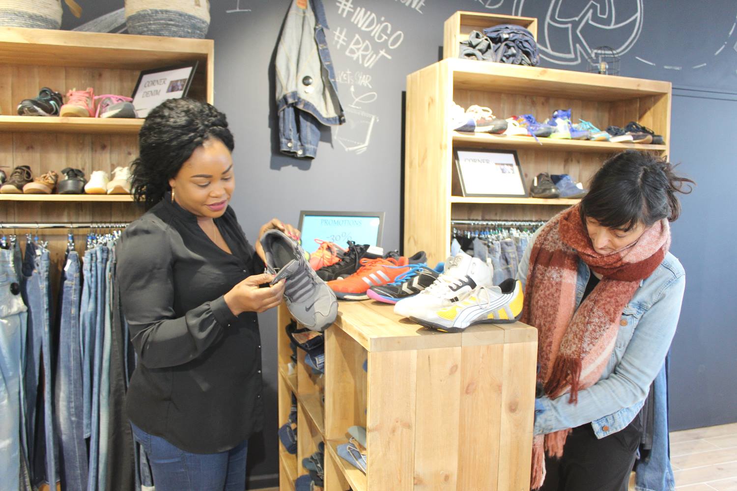 Josefina et Adeline dans la boutique Ding fring de Cenon Pont Rouge