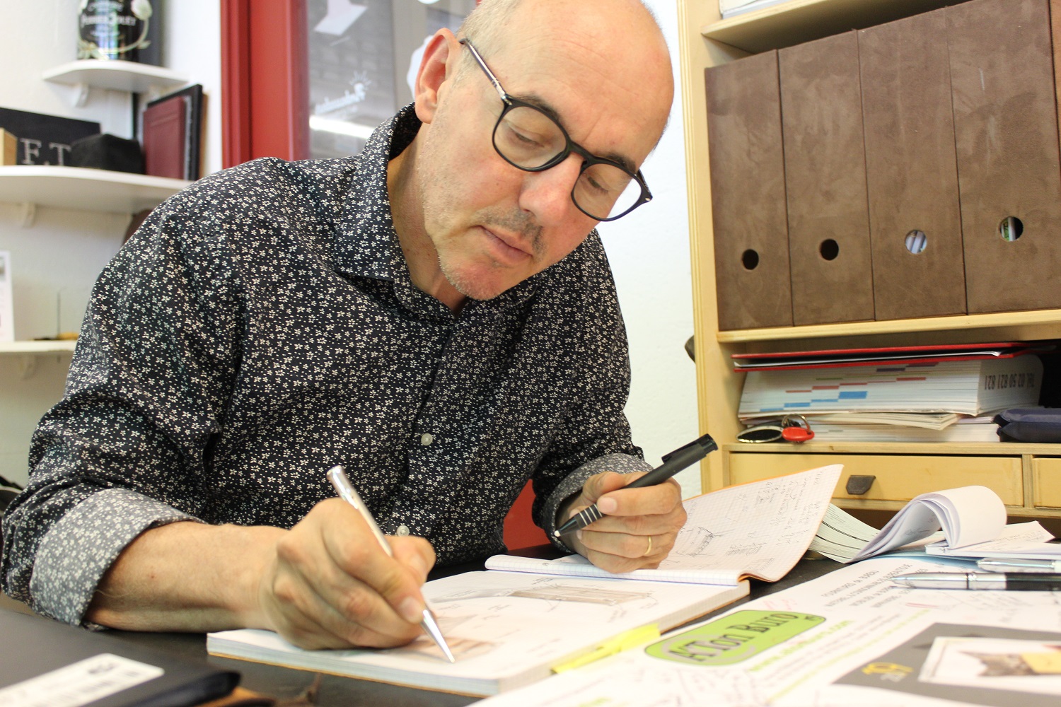 Franck Tressens dessinant une future création