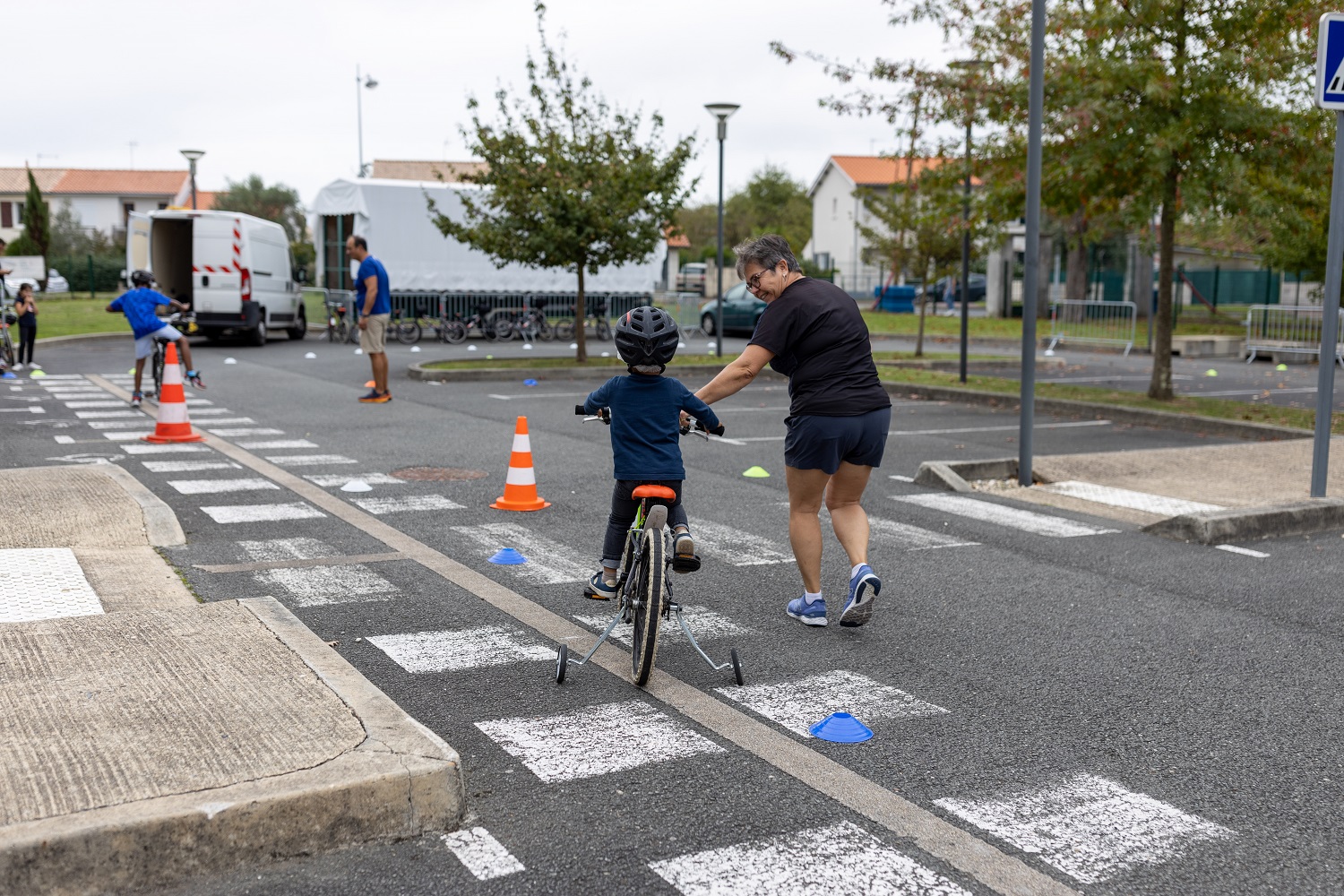 ​  Initiation à la pratique du vélo pour les uns, course de draisiennes pour les autres  ​