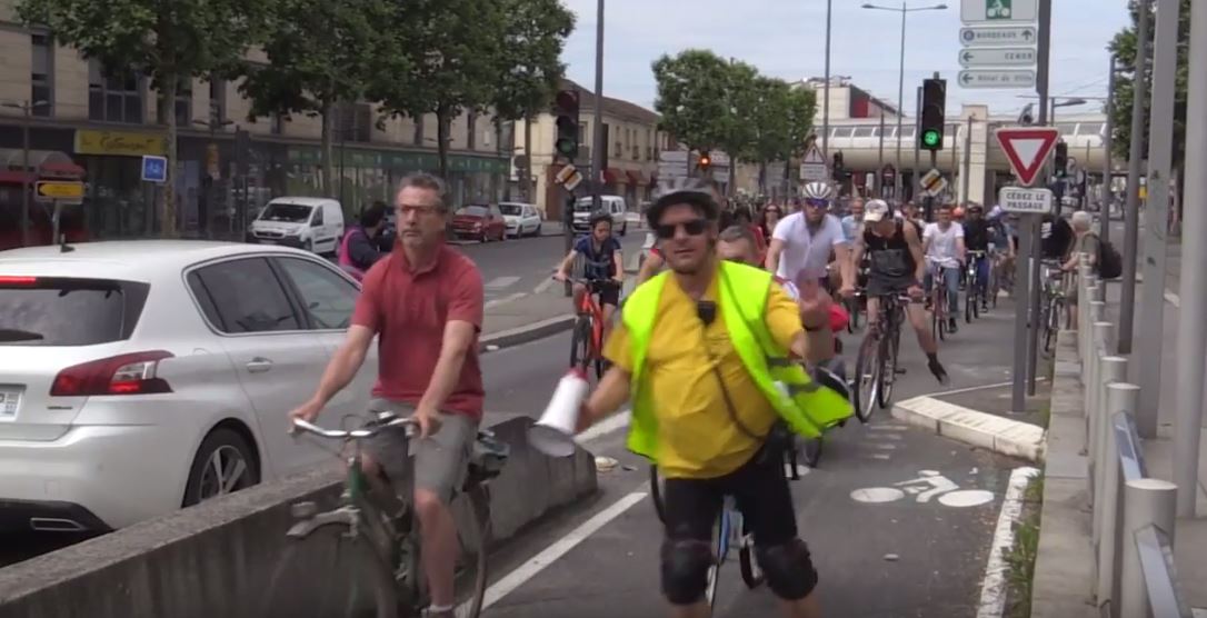 les cyclistes pédalent le 3 juin