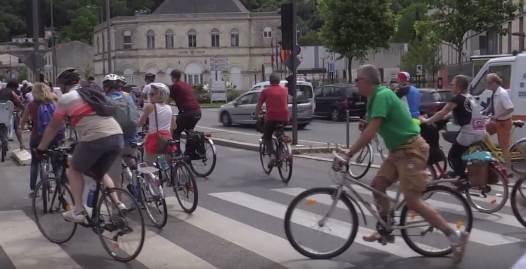les cyclistes pédalent le 3 juin