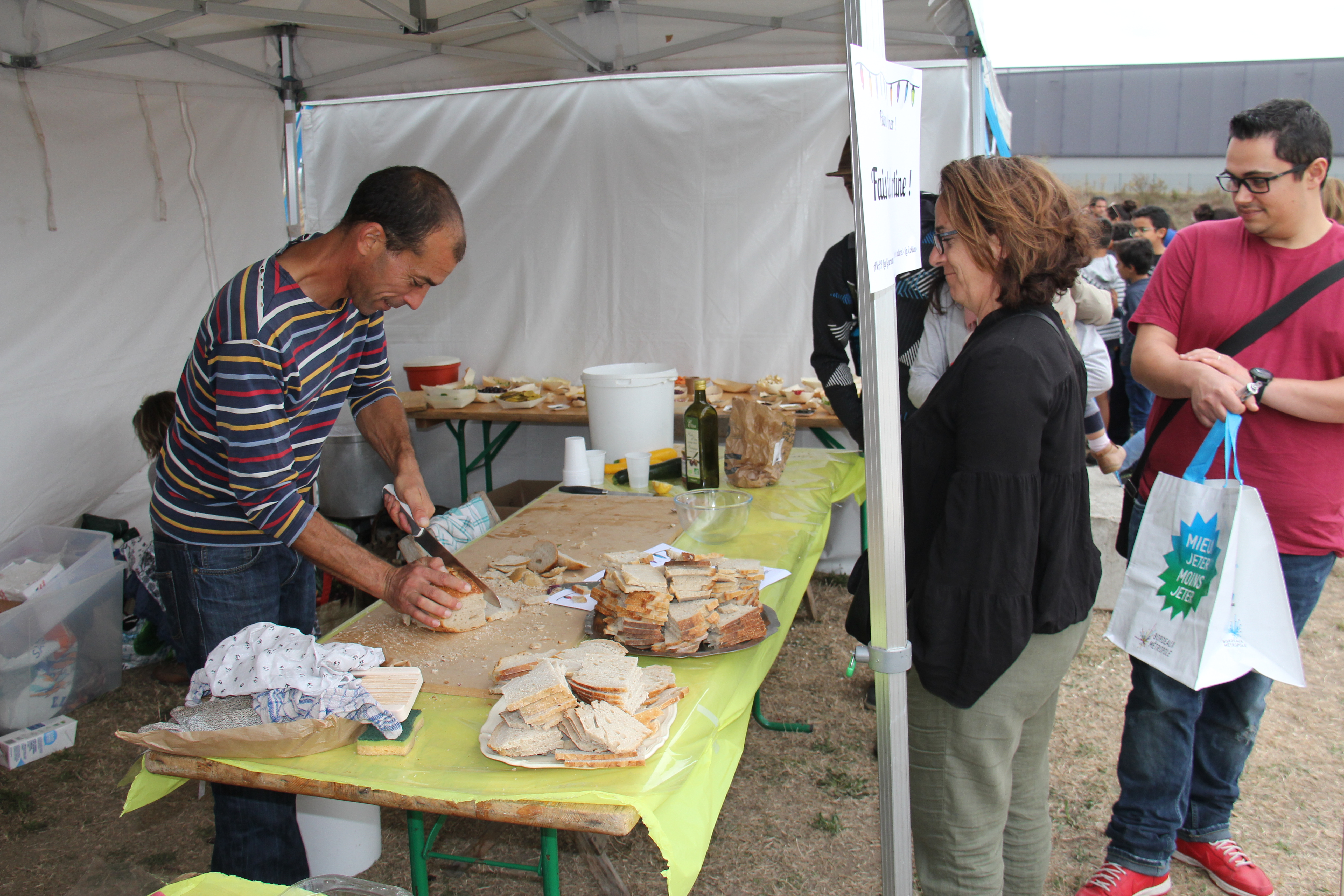 Pascal Romain fait goûter des aliments bio