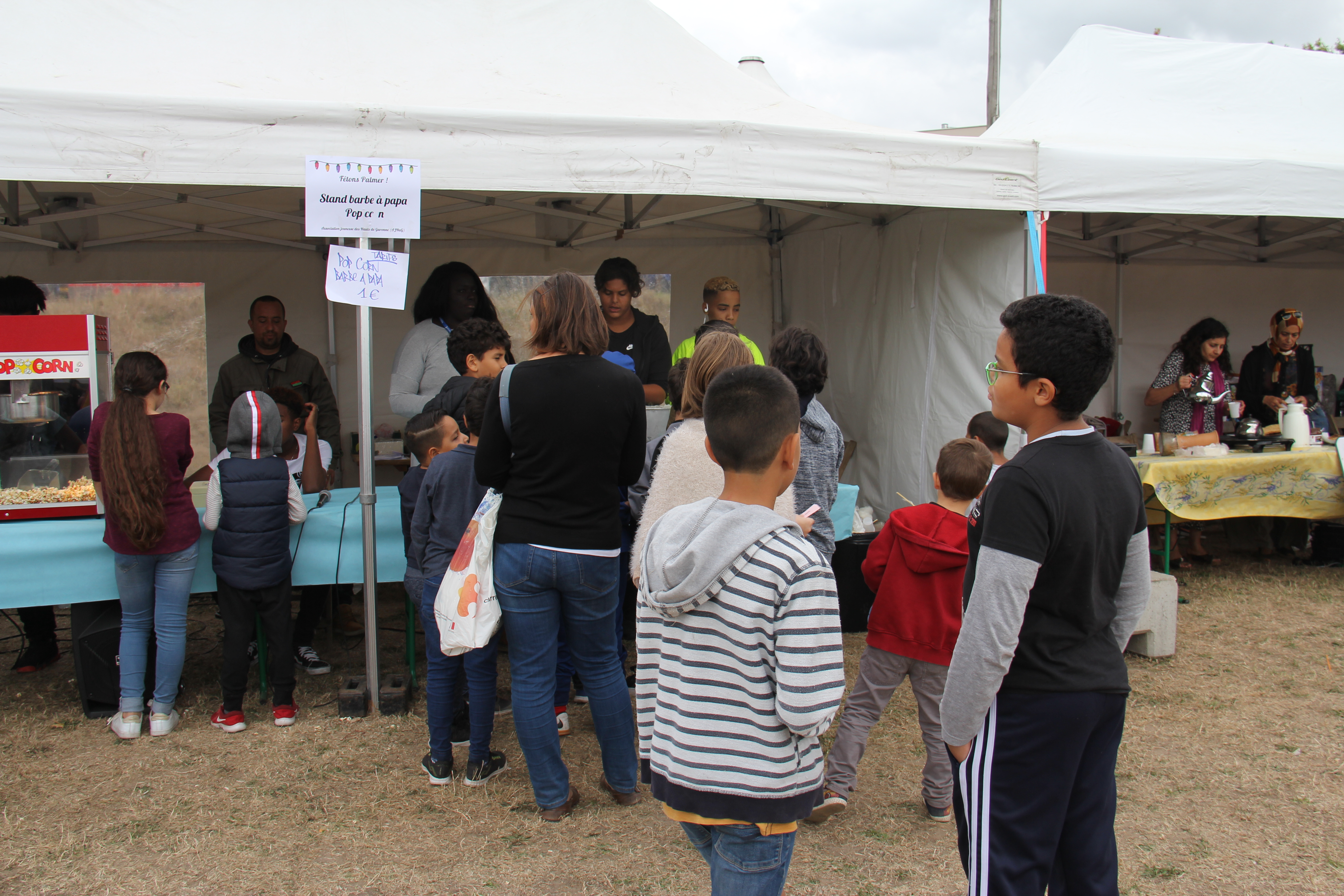 La queue au stand pour avoir des pop corn et des barbes à papa 