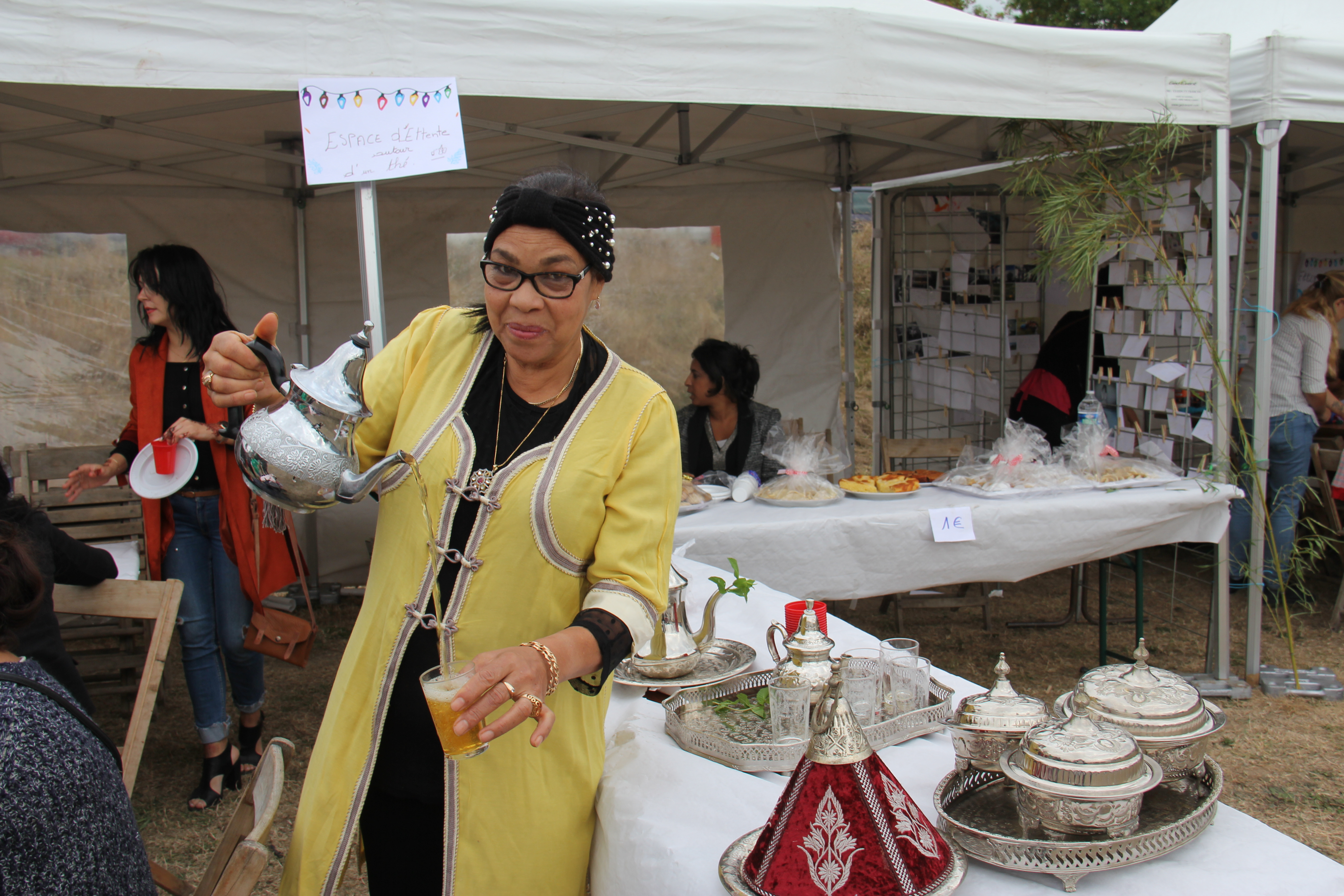 une dame propose du thé à la menthe 