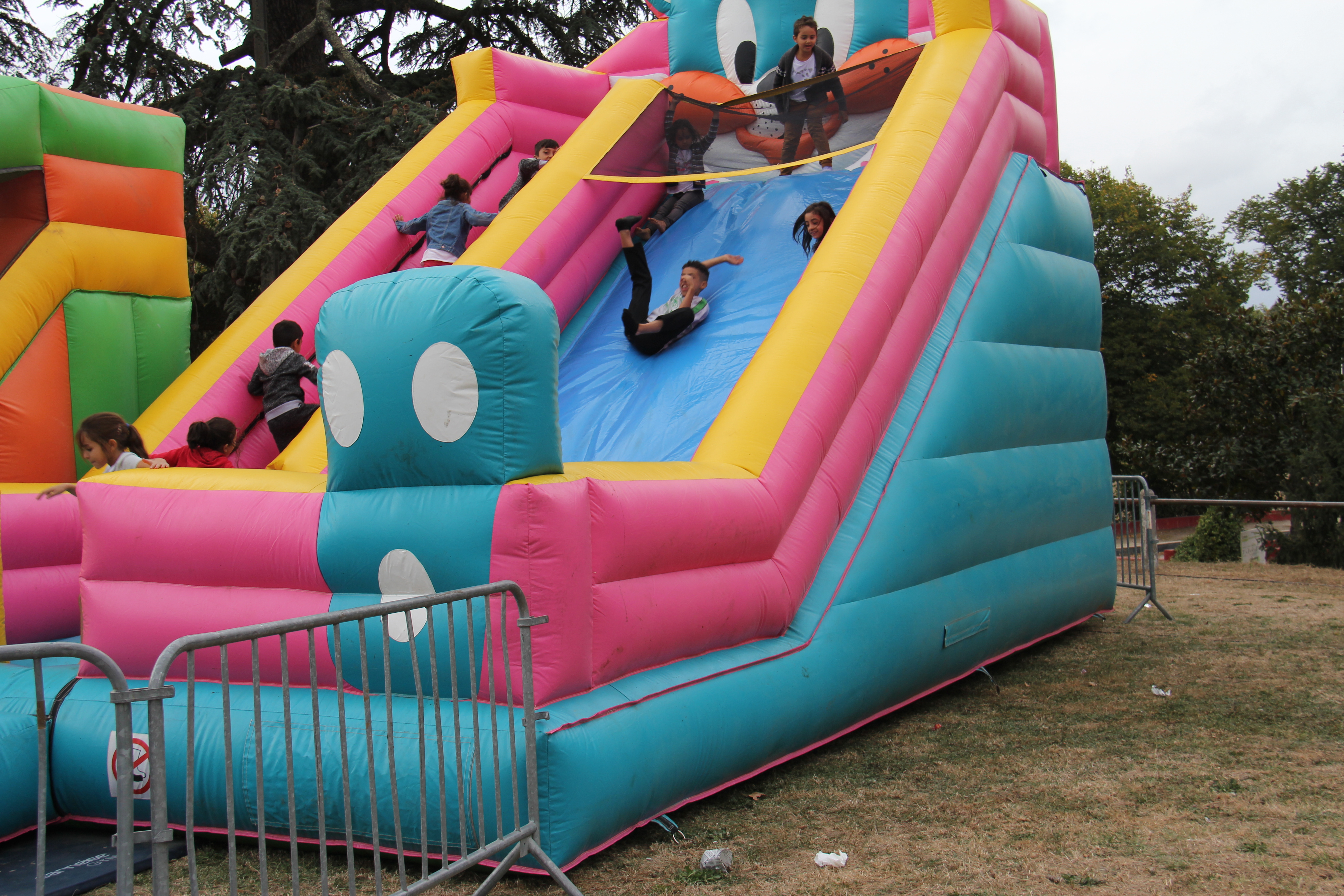 enfants font des glissades dans les structures gonflables 
