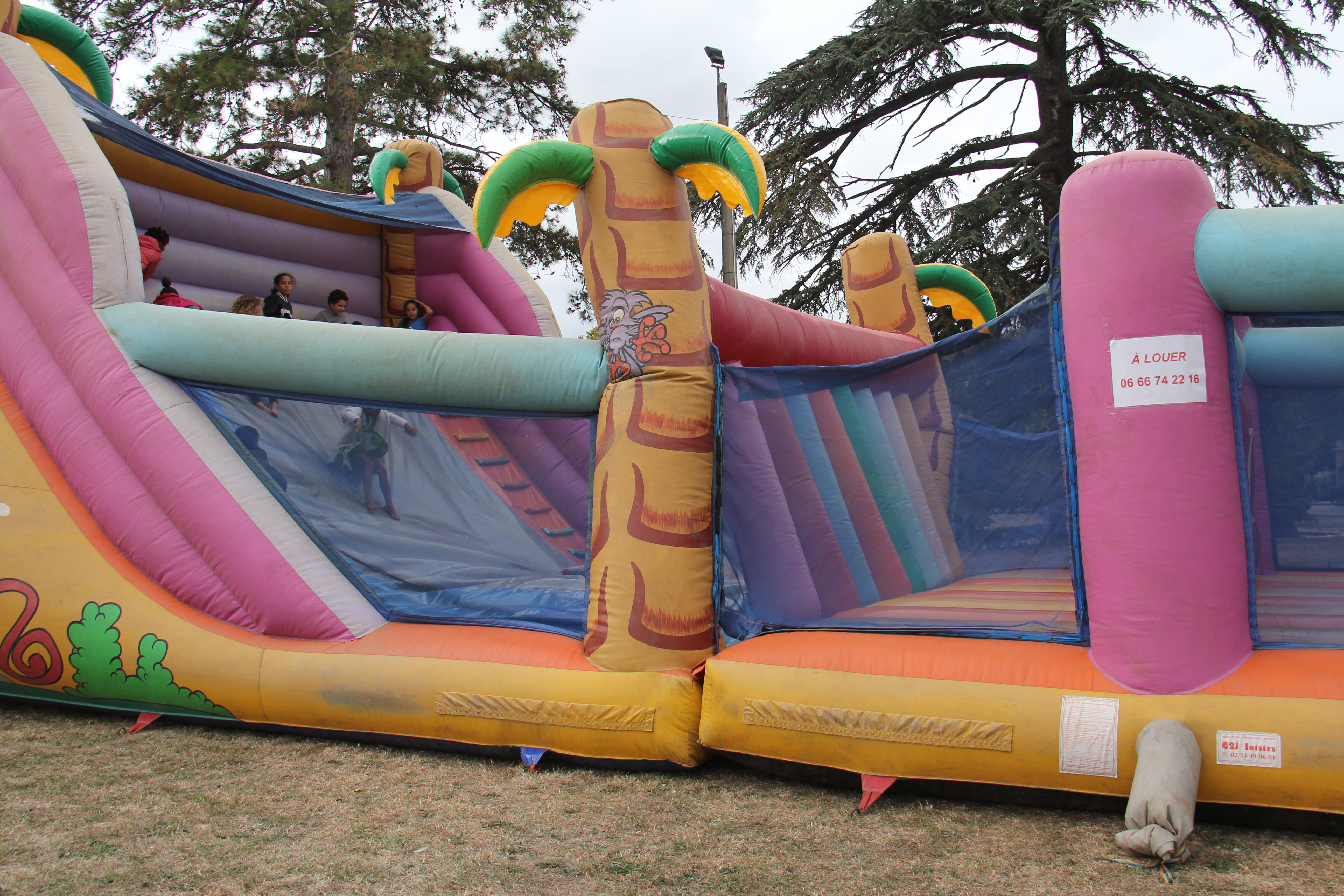 les enfants font des glissades dans les structures gonflables 