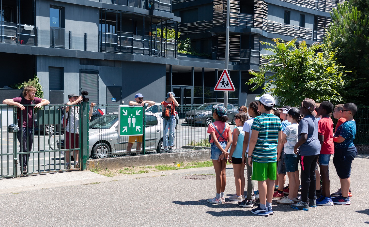 Tournage à distance devant l'école Jules Guesde