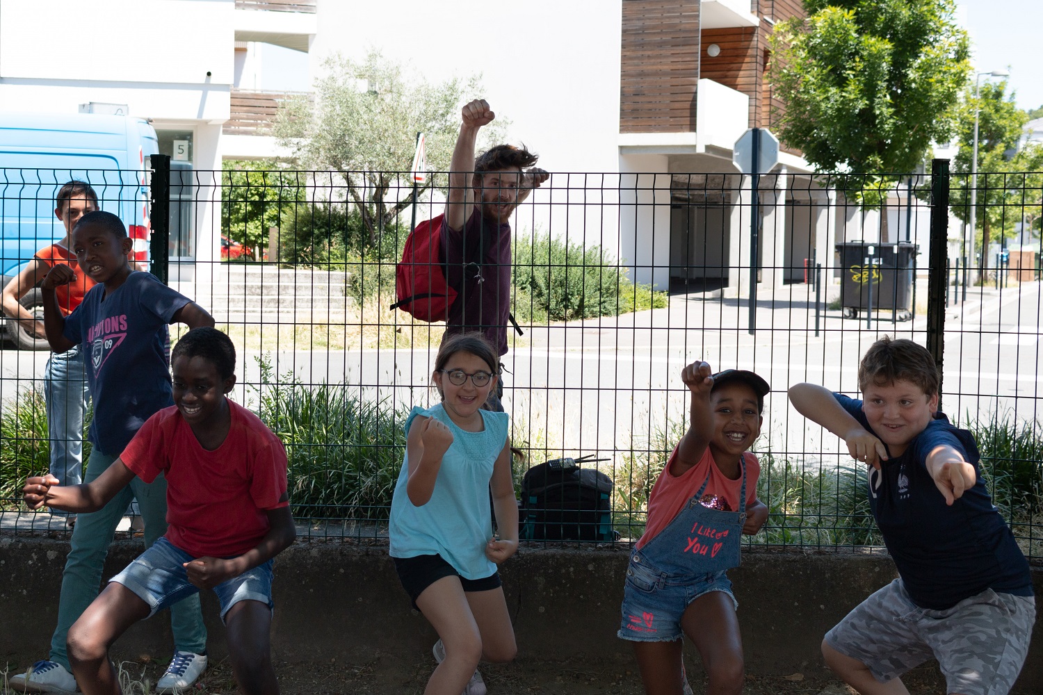 Tournage à distance devant l'école Jules Guesde