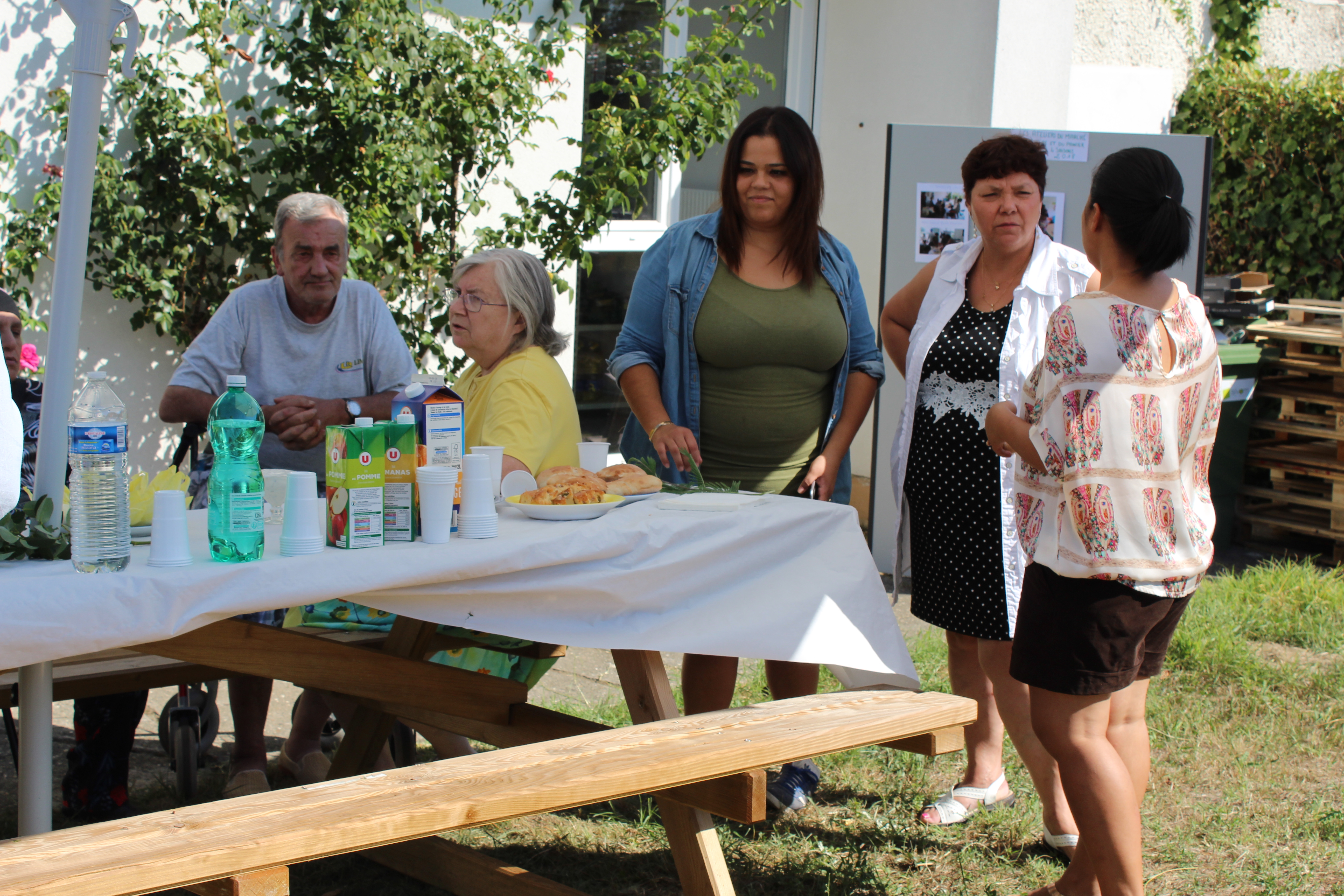 inauguration avec adhérents autour d'un repas