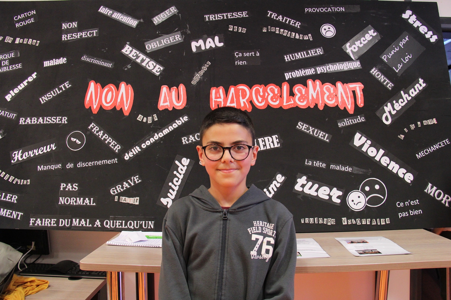 Le jeune slameur Walid devant le mur d'expression