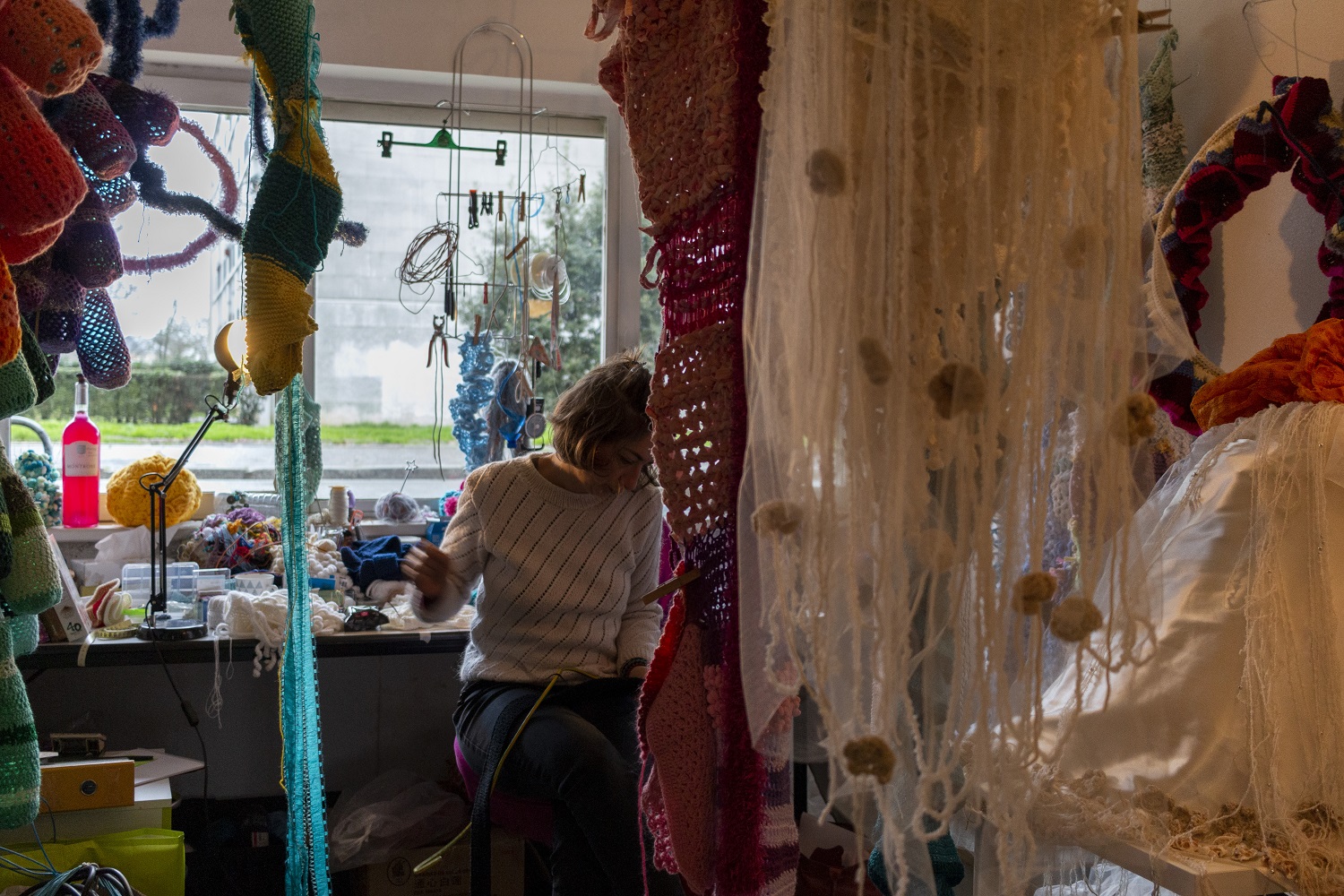 Lucie Bayens dans son atelier rue Louis Pergaud