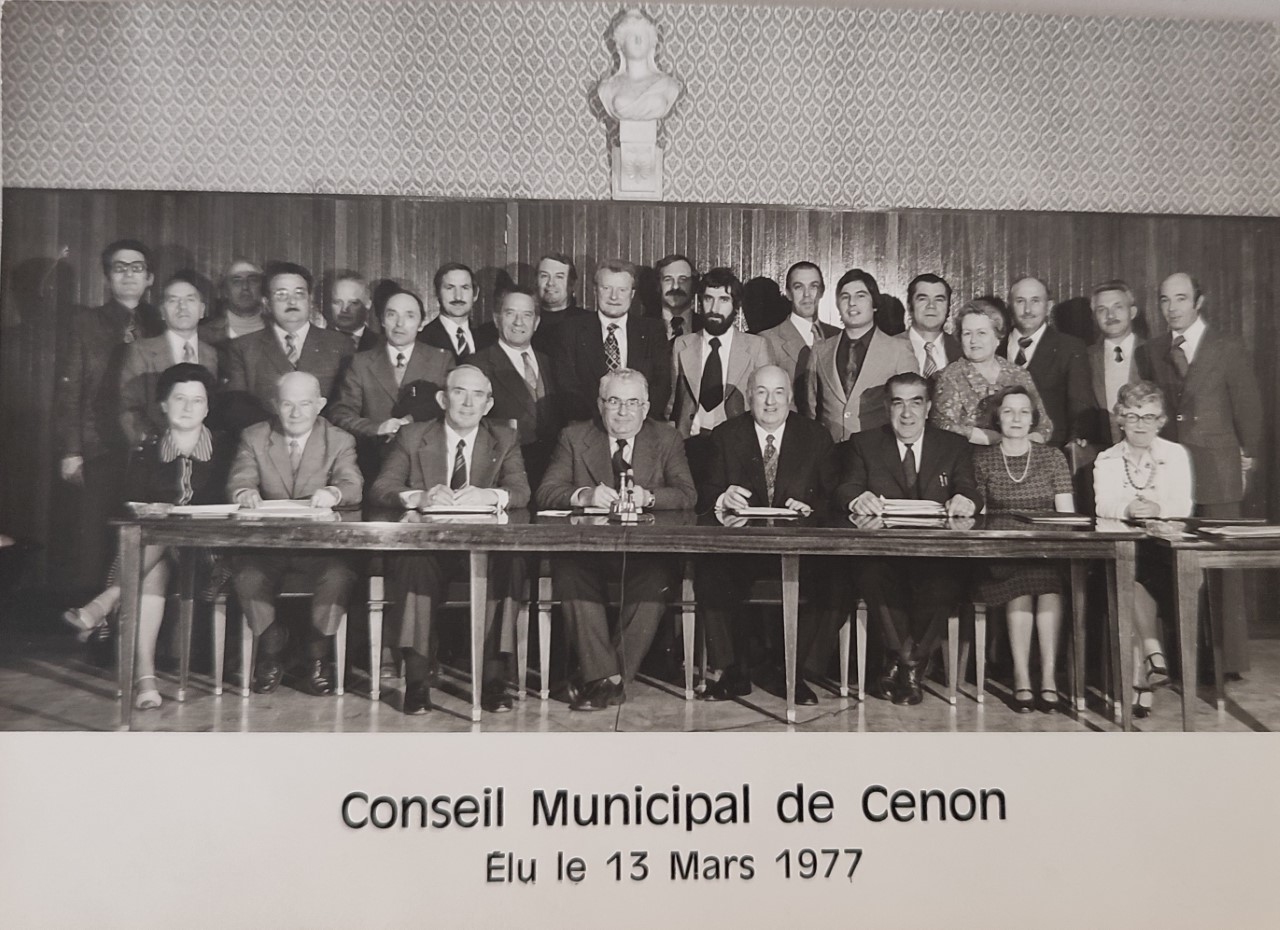 une photo du Conseil Municipal de 1977. Albert Dambon est le 2ème rang, 2ème en partant de la gauche.