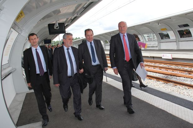 Sur le quai de la gare de Cenon, Alain David, Maire, accueille Alain Rousset, Président de la Région APCL, Christophe Duprat, Vice président de Bordeaux métropole et Thierry Suquet, Secrétaire général de la Préfecture
