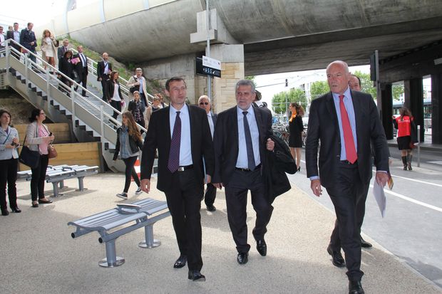 Elus et responsables découvrent les derniers aménagements de la gare de Cenon