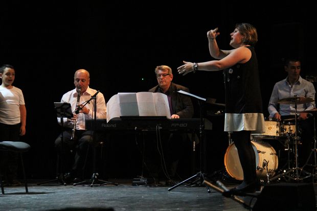 Claire Placeraud, à la direction du chœur, Franc Dijeau au piano, Jean-Paul Balzac à la clarinette, José Vincente da Silva à la batterie