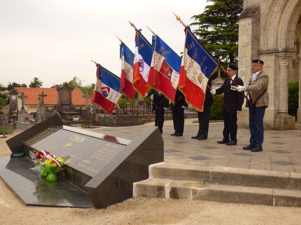 Les porte-drapeaux au cimetière Saint Romain