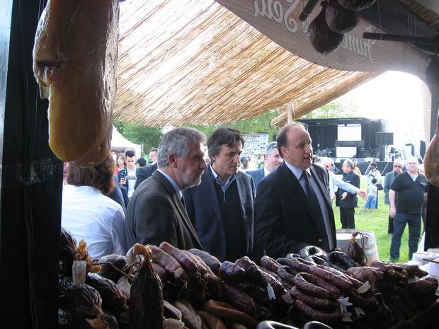 MARCHE PORTUGAIS 2016 CENON COM Elus devant stand de charcuterie