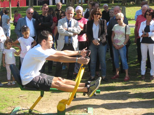Inauguration de l'aire de mise en forme par le Maire Alain David et les conseillers municipaux les plus sportifs !
