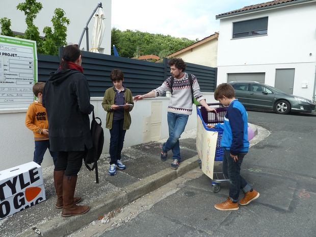 Collecte solidaire dans le quartier autour de l'école