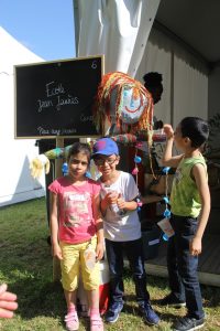 L'épouvantail de l'école Jean Jaurès à l'entrée du stand des JDD