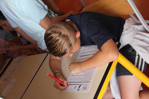 Enzo s'applique à répondre au questionnaire sur les dangers de l'internet