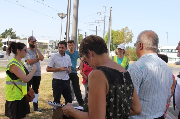 Aurélie Lopez, agent municipal explique se mission de recensement des arbres