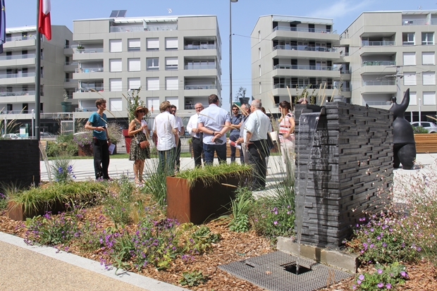 Sur le parvis de l'hötel de ville