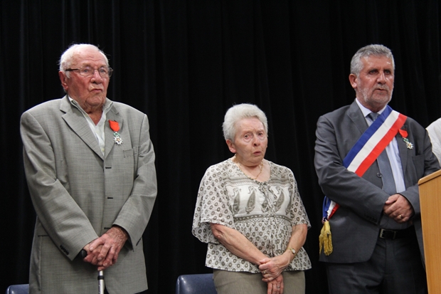 Etienne Marcel Bouchaud, chevalier dans l’ordre national de la légion d'honneur, et Janine Cellerier, Présidente de l'Amicale des Anciens Combattants, Evadés de France et le Député de la 4ème circonscription de la Gironde Alain David