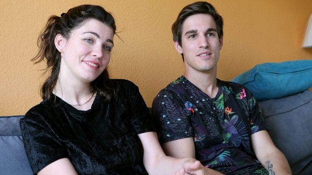 Ekaterina, au chant, et Arthur à la guitare et aux choeurs