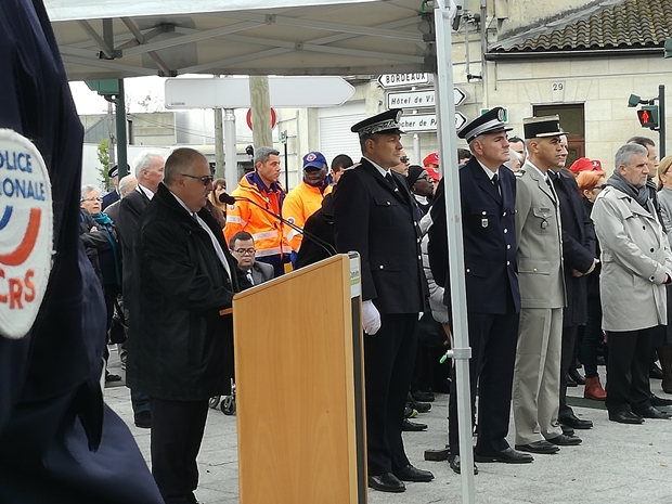 99ème anniversaire de l'Armistice de la Guerre de 14-18. Le Maire JF Egron lit le message de la secrétaire d'Etat aux Armées