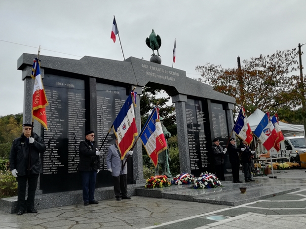 99 ème anniversaire de l'Armistice de la Guerre de 14-18. Les porte-drapeaux au monument aux morts de Cenon