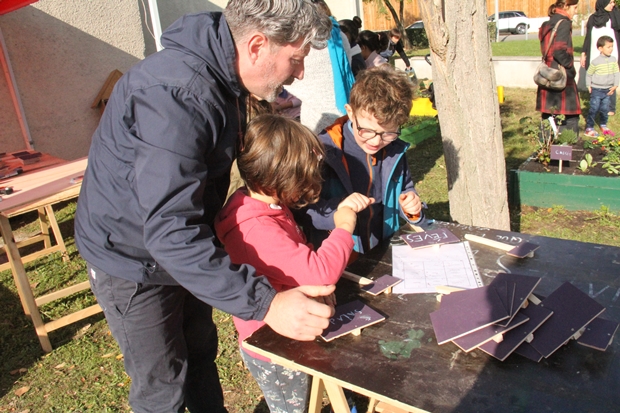 Les enfants préparent les écriteaux pour les plantations