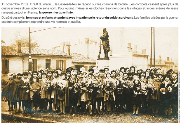 Enfants cenonnais devant le monument aux morts dans les années 30
