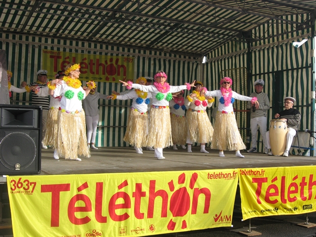 Les séniors du club Soleil d'automne de Cenon danse pour le Téléthon