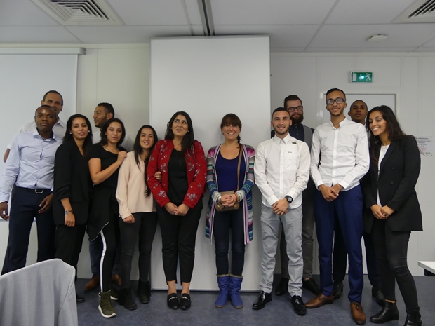 Terrains de sports et salles de cours: une formation équilibrant physique et mental