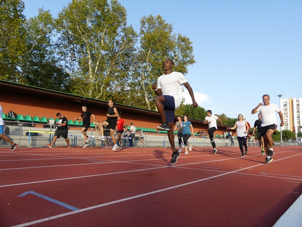 Entraînement sur la piste d'athlétisme du parc Palmer