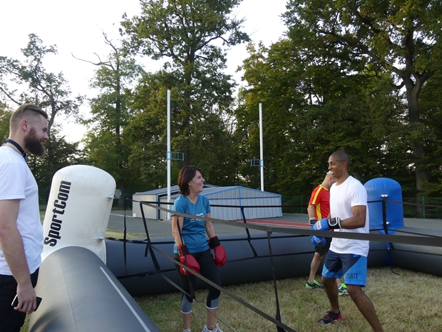 Dans le parc Palmer, Filles et garçons, montent sur le ring de la préparation à un métier de la banque