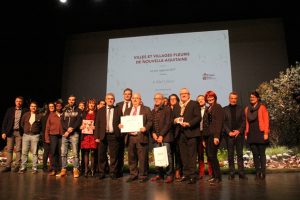Eles et agents municipaux sur scène pour recevoir la 3ème fleur du label VVF