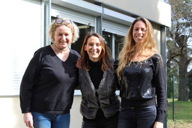 de gauche à droite: Ingrid et Elodie, créatrices d'Hédissoha et Sophie, vice-présidente et coordinatrice