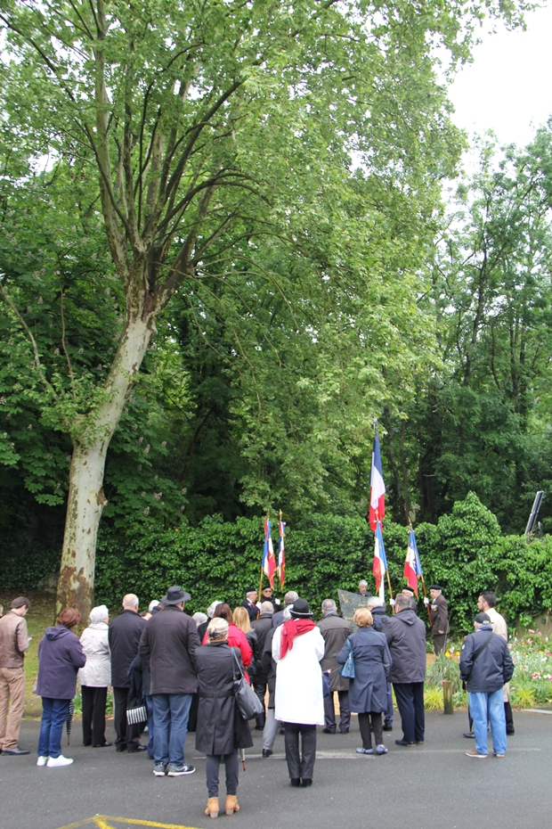 Rassemblé.é.s pour rendre hommage aux déporté.e.s de Cenon