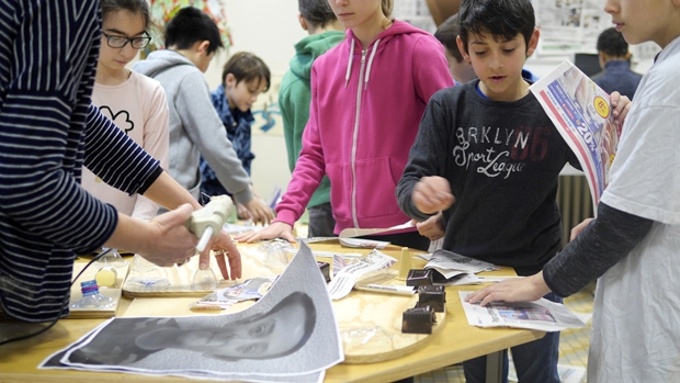 Workshop Regard 9 à l'école des Cavailles: "On reproduit les personnages de la BD qu’on a lue avec des photos de nos visages".