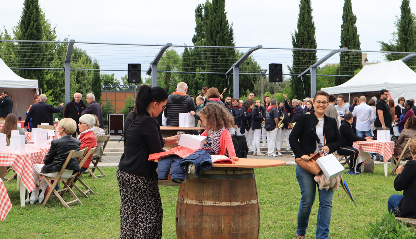 Gigantesque guinguette au parc du Cypressat