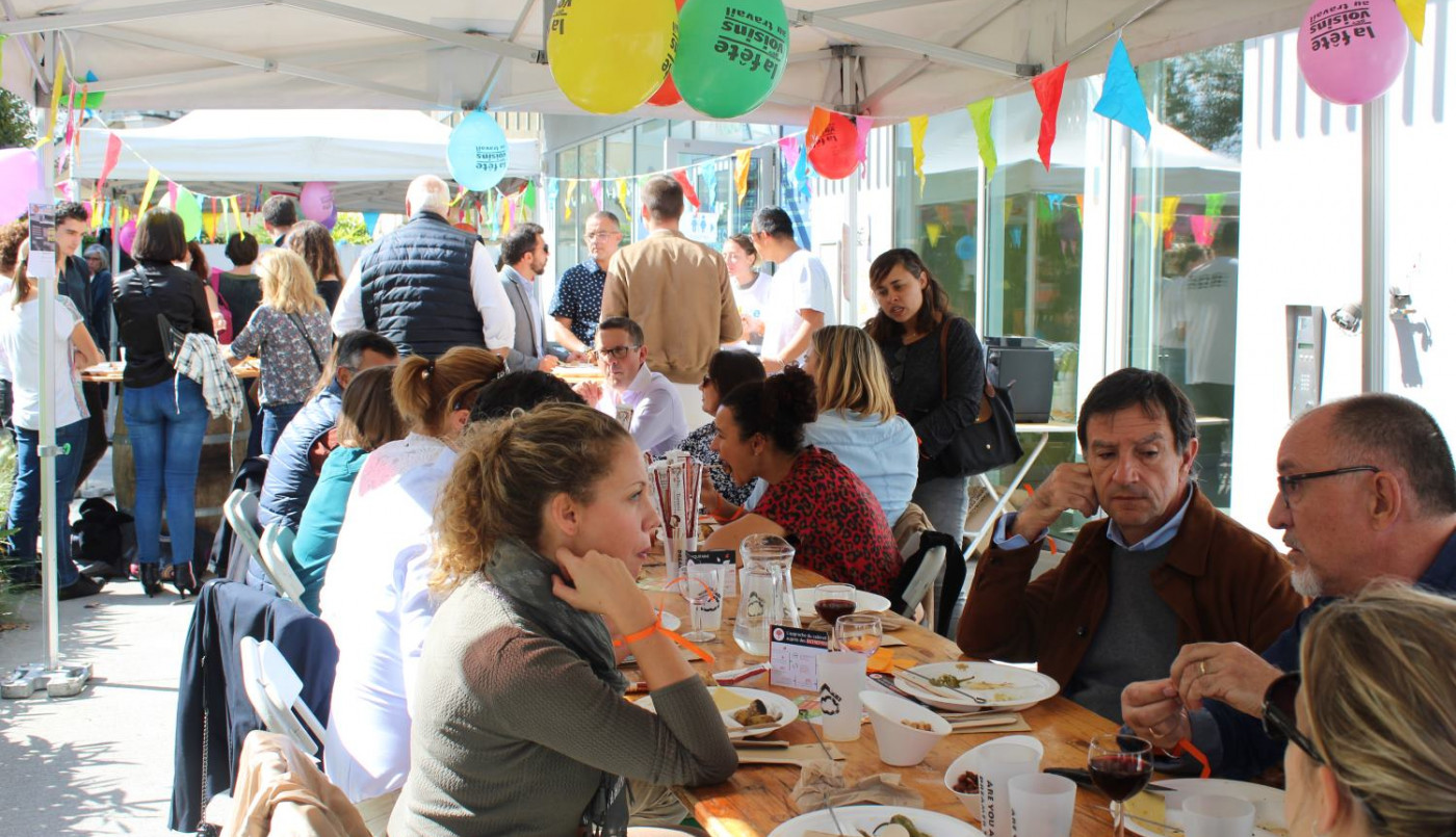 Lors d'une fête des voisins au travail