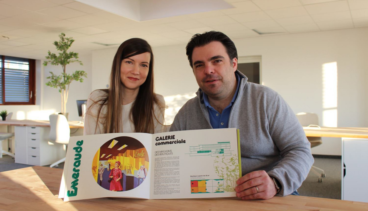 Les Desquaires avec la plaquette de présentation originelle du centre Emeraude
