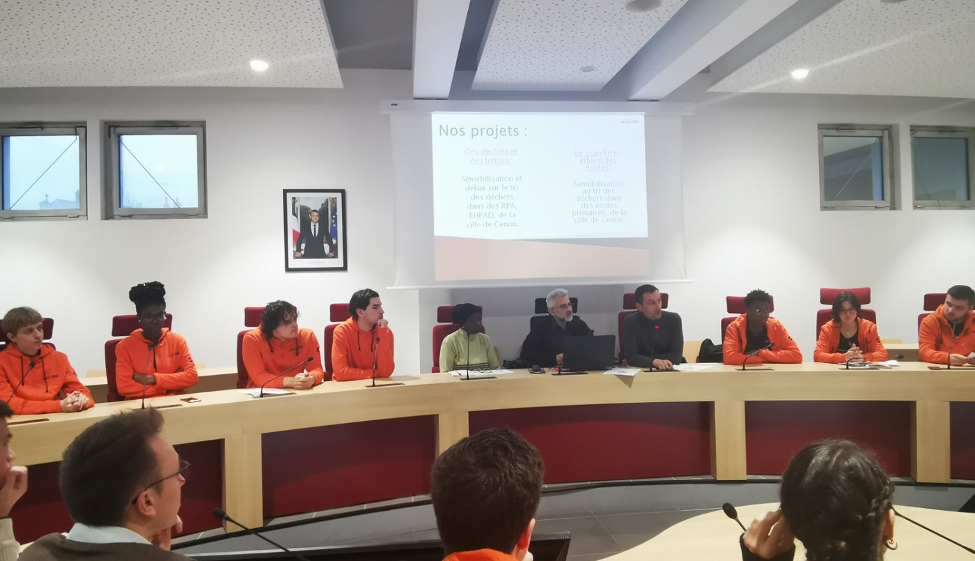 Les nouvelles équipes d'ambassadrices et d'ambassadeurs du développement durable, du vélo et de la propreté présentent leurs projets aux partenaires locaux dans la salle du conseil municipal de Cenon