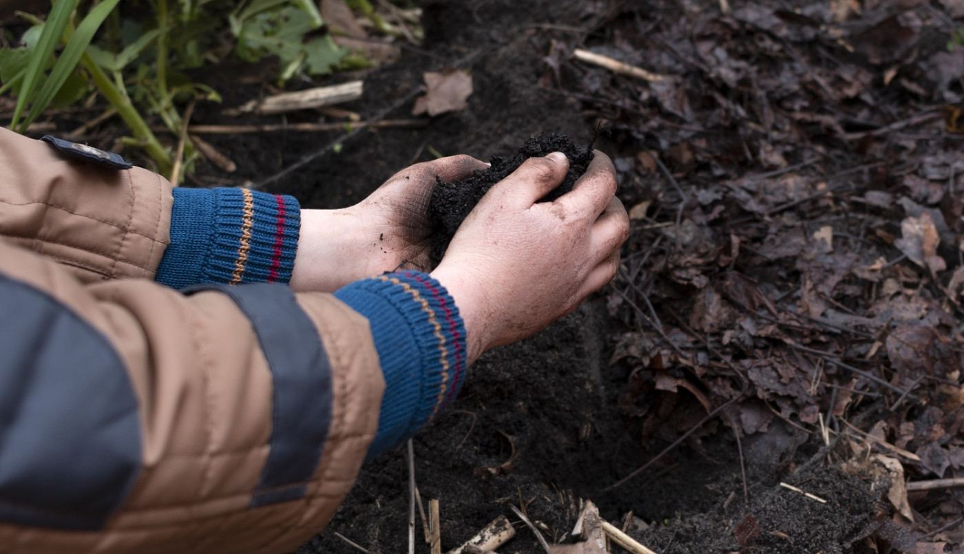 mettre les mains dans la terre pour se rapprocher de la nature
