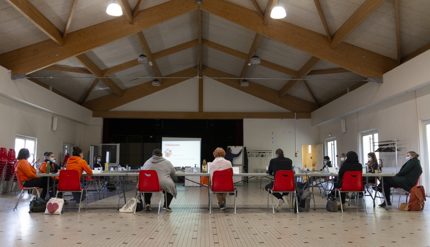 Concentration extrême pour les participants de l'atelier